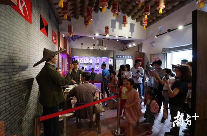 农会旧址里展示农军召开临时会议的场景的蜡像组合。资料图 农会旧址里展示农军召开临时会议的场景的蜡像组合。资料图