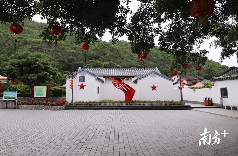 在新山村,一座座崭新的白墙黑瓦房鳞次栉比。资料图 在新山村,一座座崭新的白墙黑瓦房鳞次栉比。资料图