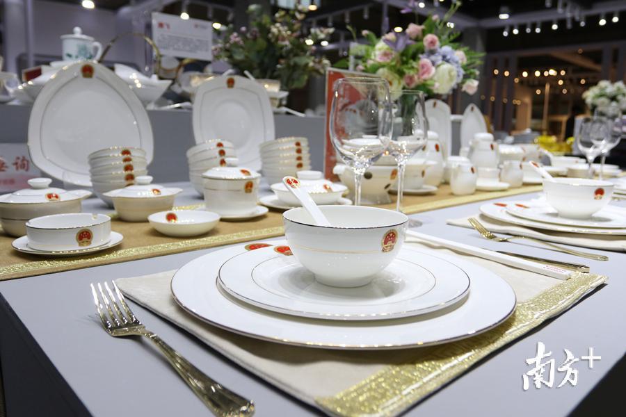 在北京陶瓷精品展上，松发陶瓷展出了一套人民大会堂国宴用瓷。纪金娜 摄