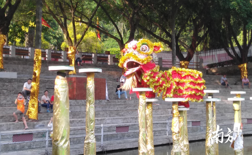 10月5日-6日上午,2019“黄飞鸿杯”第十五届世界华人狮王争霸赛暨水上双狮挑战赛,将在西樵山天湖公园开锣。王谦摄 10月5日-6日上午,2019“黄飞鸿杯”第十五届世界华人狮王争霸赛暨水上双狮挑战赛,将在西樵山天湖公园开锣。王谦摄