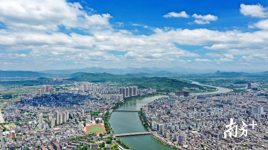 饶平县城黄冈镇。余秋松 摄