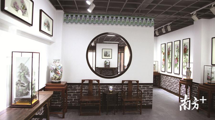 图为千笔文化国画瓷研究院展厅的一部分