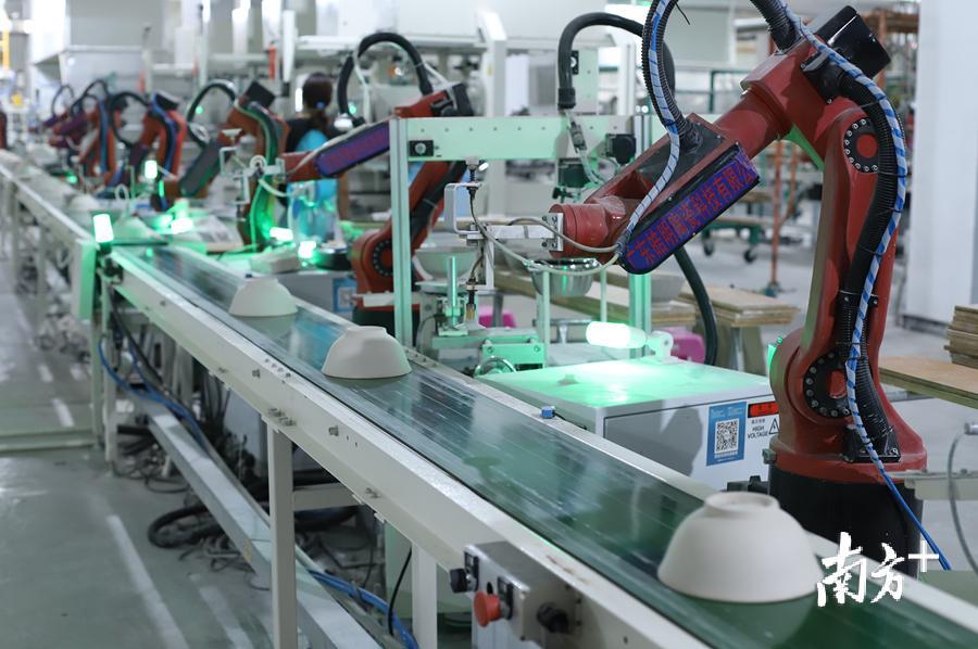 皓明科技生产车间的工业机器人。
