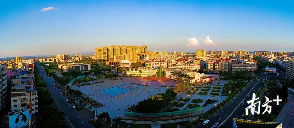 2012年，兴宁市提出依靠得天独厚的盆地条件，着力建设南部新城。