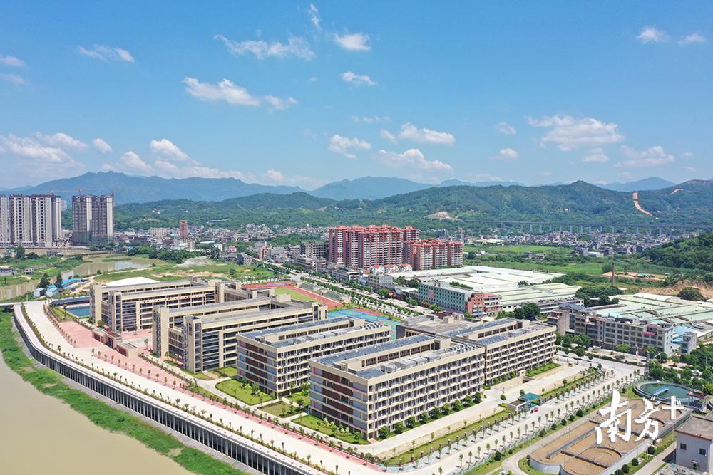 投资3.1亿元兴建的丰顺县实验中学校园美丽如画。胡金辉 摄