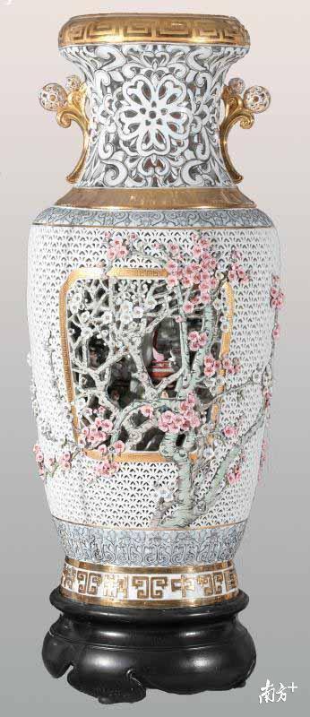 1978年，枫溪研制的1.2米三层“友谊通花瓶”作为国礼由邓小平同志赠送给朝鲜金日成主席。枫溪区宣传信息中心供图