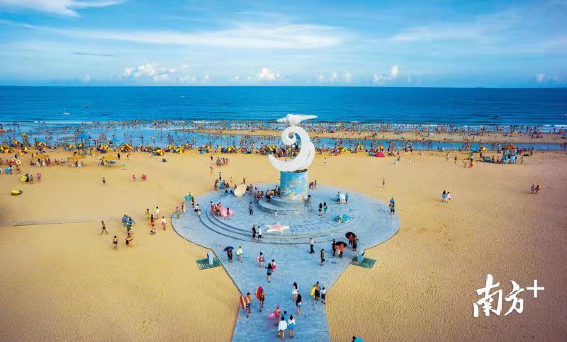 国家5A级旅游景区—海陵岛大角湾景区游人如织。资料图片 国家5A级旅游景区—海陵岛大角湾景区游人如织。资料图片