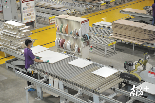 维尚家具智能化生产车间可根据客户的个性化订单进行定制生产.