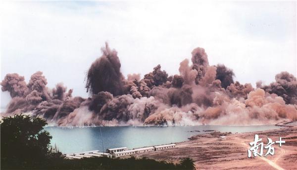 1990年，惠州港首座万吨级码头建设定向爆破成功。这是移山填海工程在我国港口建设中首次应用。惠州市档案馆供图