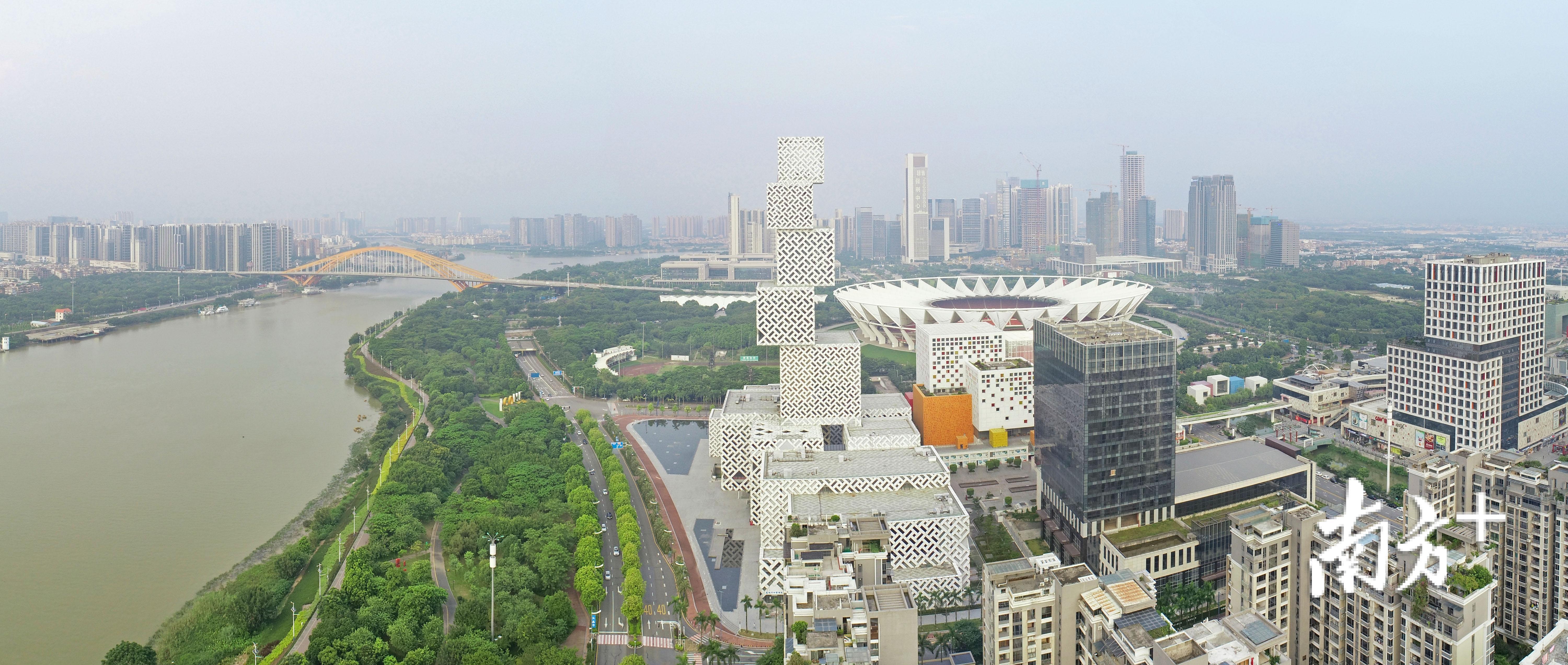 对标国际国内最高最好最优，佛山加快从制造大市迈向智造强市。图为佛山新城航拍图。南方日报记者 戴嘉信 摄