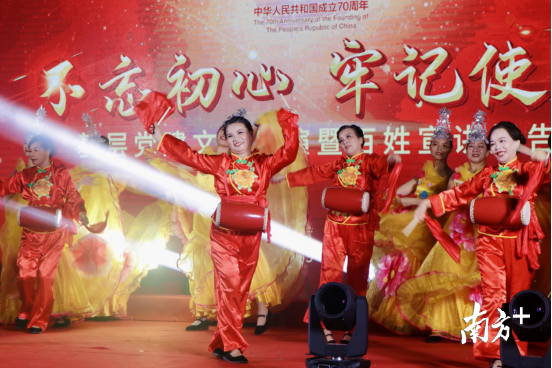 横琴新区带来开场舞蹈《盛世欢歌》