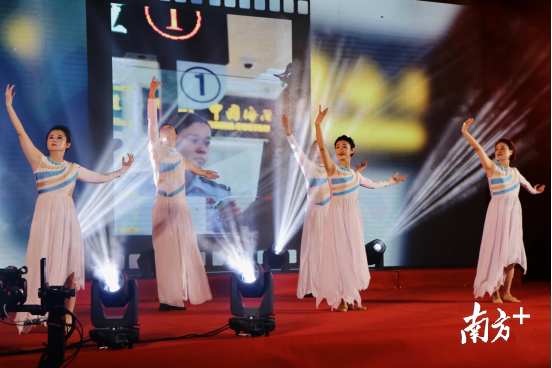 茂盛围边防检查站带来舞蹈节目《你是英雄》