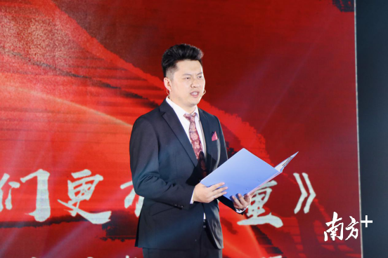 珠海全朋友电子商务有限公司副总经理丁力强以《背靠祖国，我们更有力量》为题进行宣讲