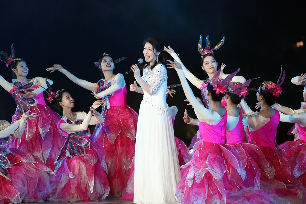 女声独唱《又见香雪》