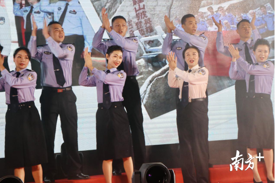 茂盛围边防检查站带来合唱表演《我爱你中国》