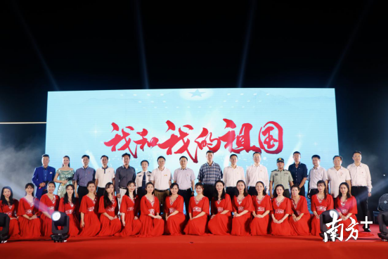 领导与合唱演员一同合影留念