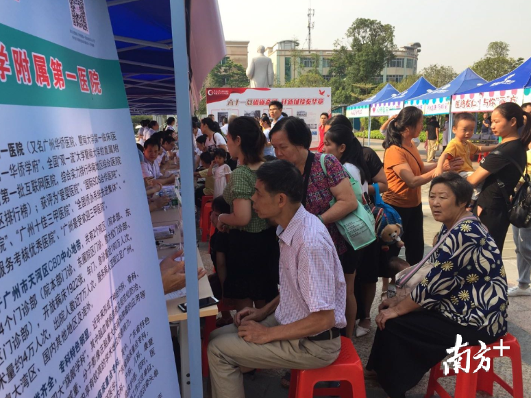 义诊在医院大院举行，吸引了众多市民参与。