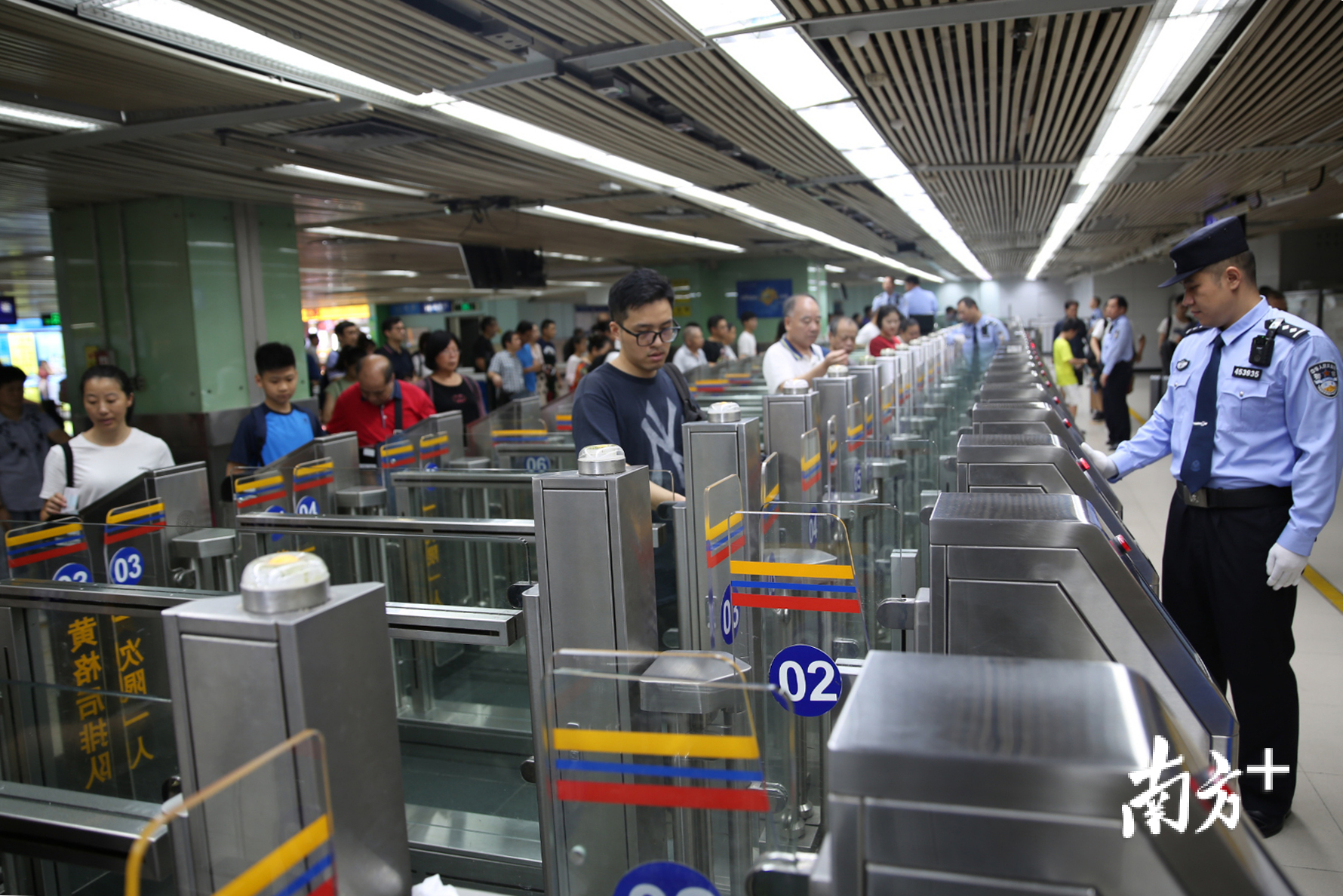 国庆期间深圳各口岸如何错峰出行民警来支招