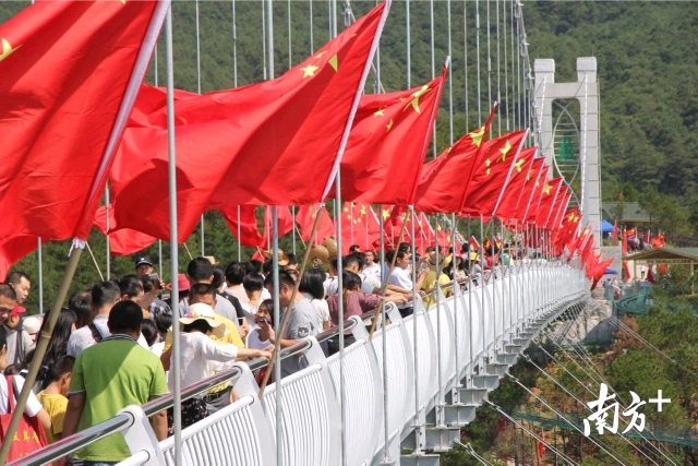 在佛山首座5D玻璃桥上，五星红旗迎风招展。