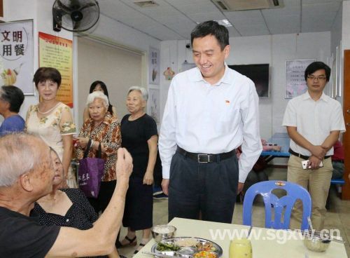 图为韶关市委书记李红军在风采长者饭堂浈江区风采街道城市居家养老服务中心调研。张伟 摄
