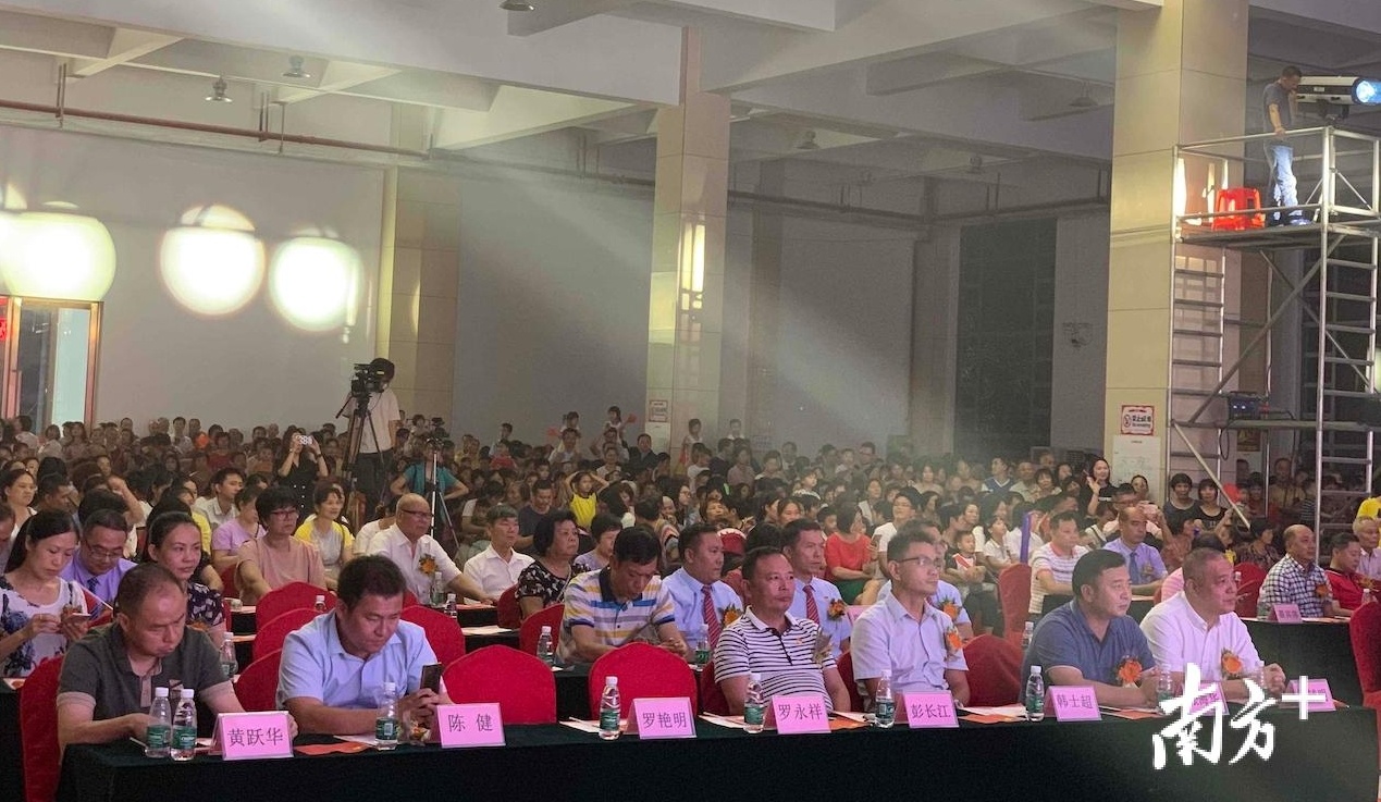 禅城区南庄镇溶洲村隆重举行庆祝新中国成立70周年文艺晚会。李晓玲 摄