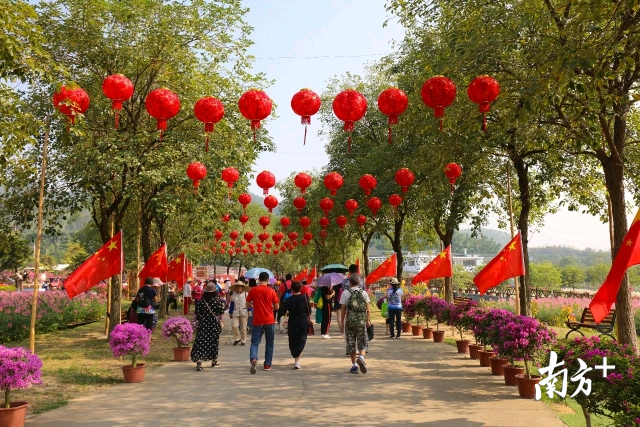 本届濑粉节充满着国庆元素。