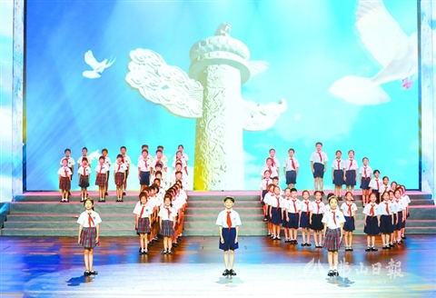 昨日，来自香港、澳门、佛山三地的小演员排成“70”字样朗诵《我是中国人》。