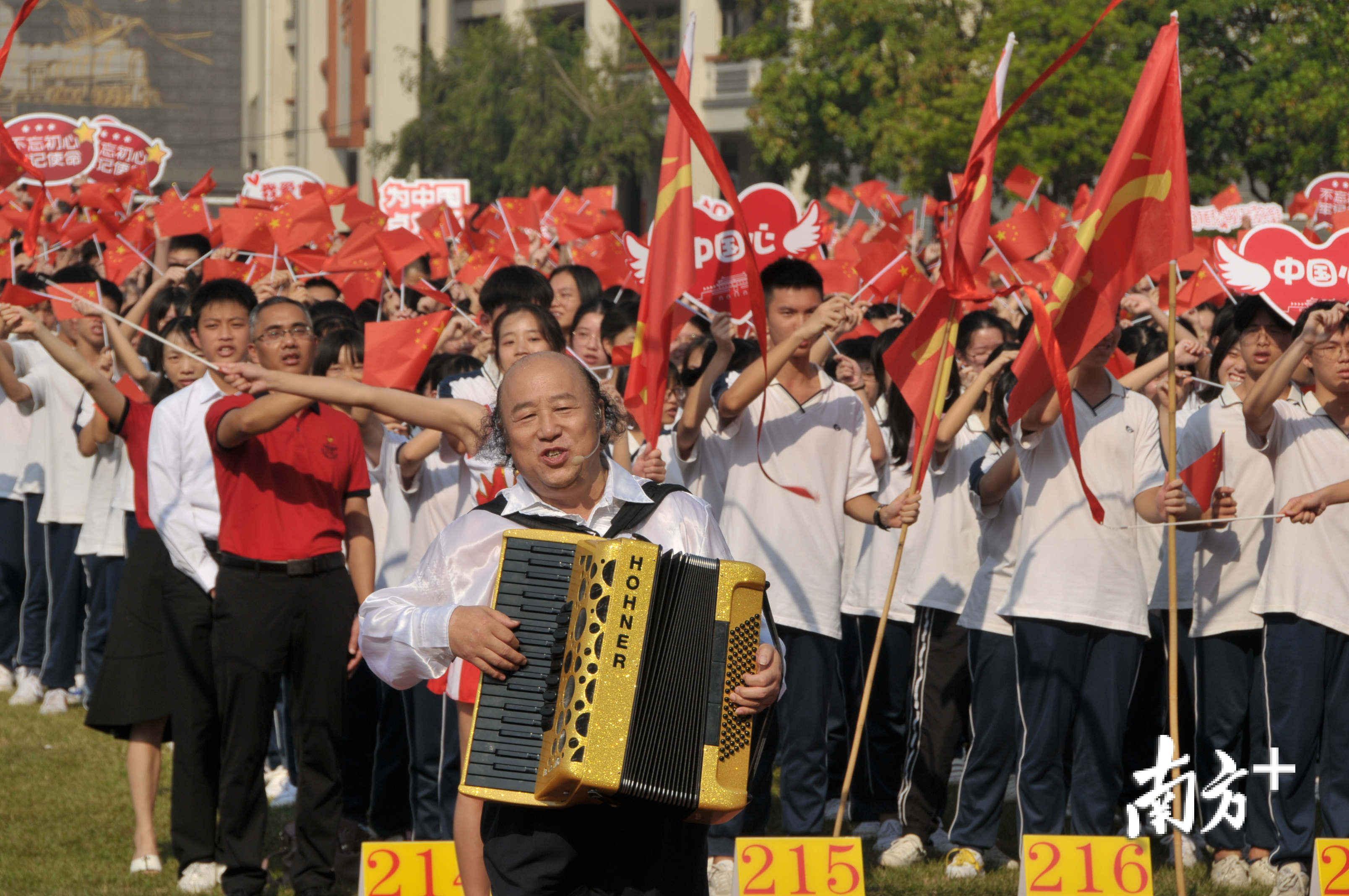 来自桂城中学的音乐老师带头高歌“我和我的祖国”。 来自桂城中学的音乐老师带头高歌“我和我的祖国”。