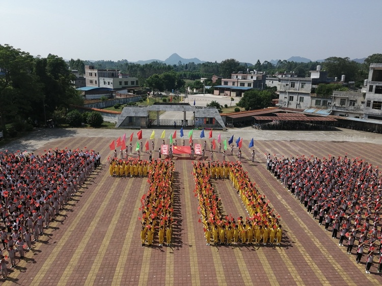 青塘镇中学庆祝新中国成立70周年《我和我的祖国》合唱活动