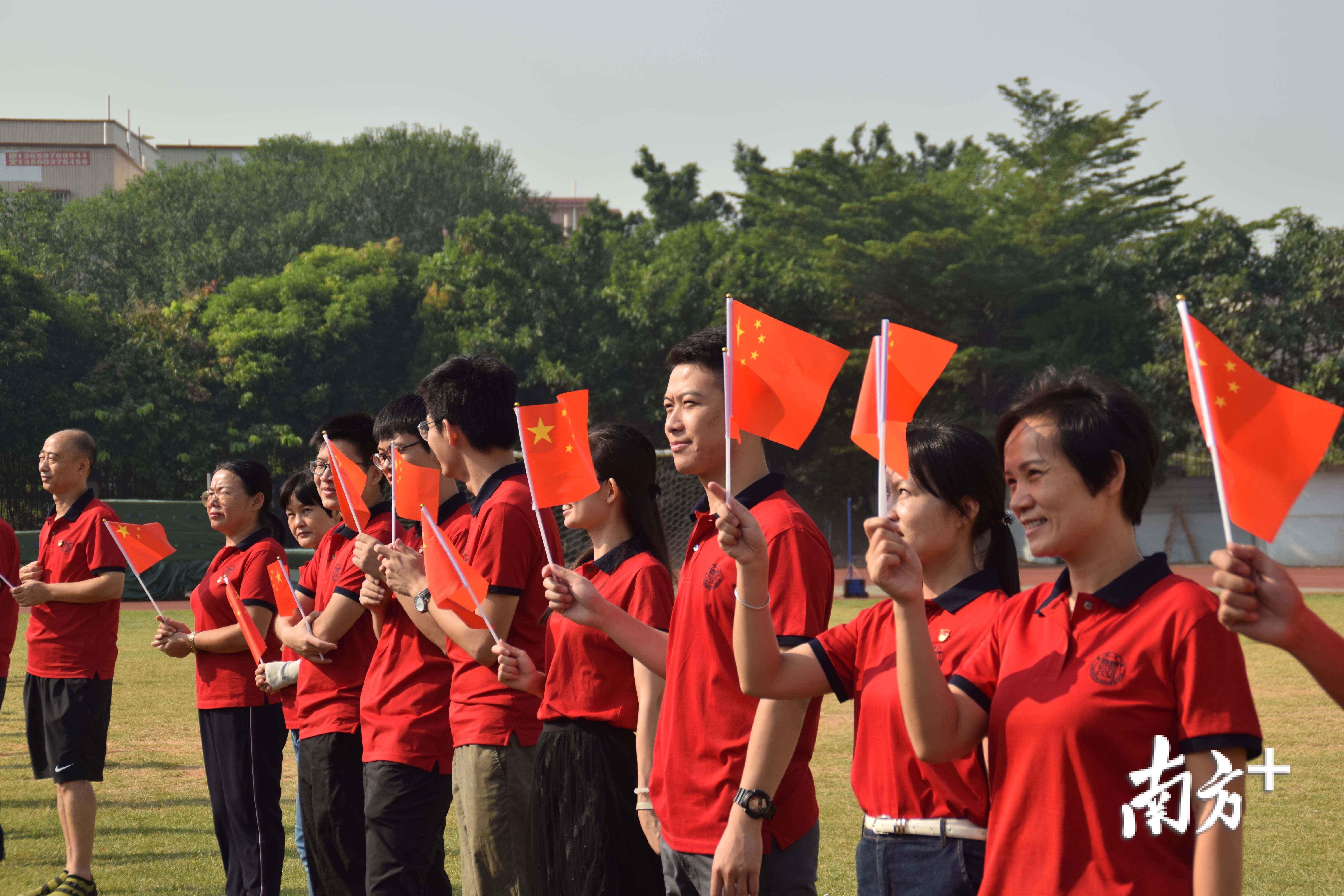 桂城中学老师在操场集结快闪。 桂城中学老师在操场集结快闪。