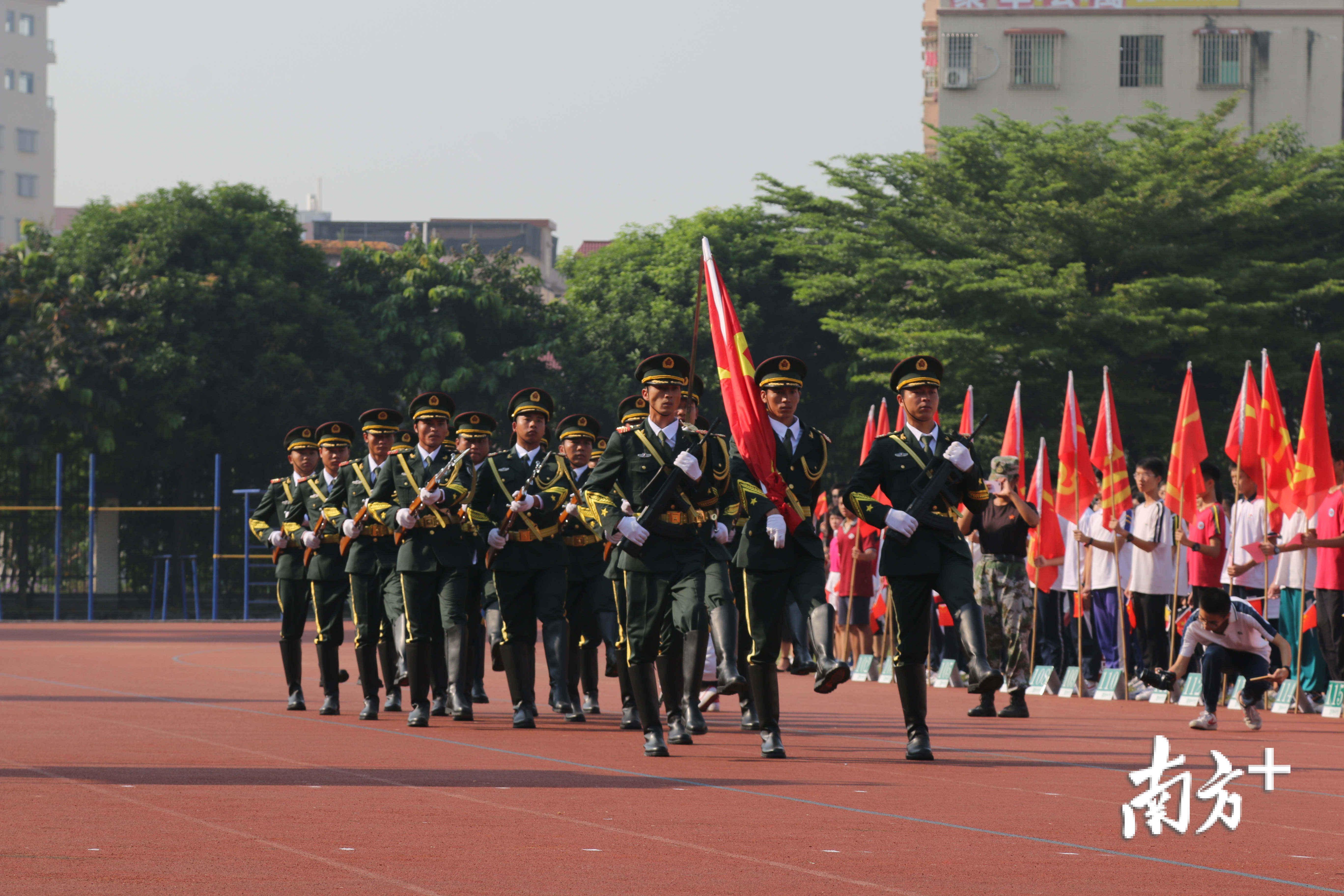 佛山市青少年军校国旗护卫队踏步入场,国歌声响,五星红旗徐徐升起。 佛山市青少年军校国旗护卫队踏步入场,国歌声响,五星红旗徐徐升起。