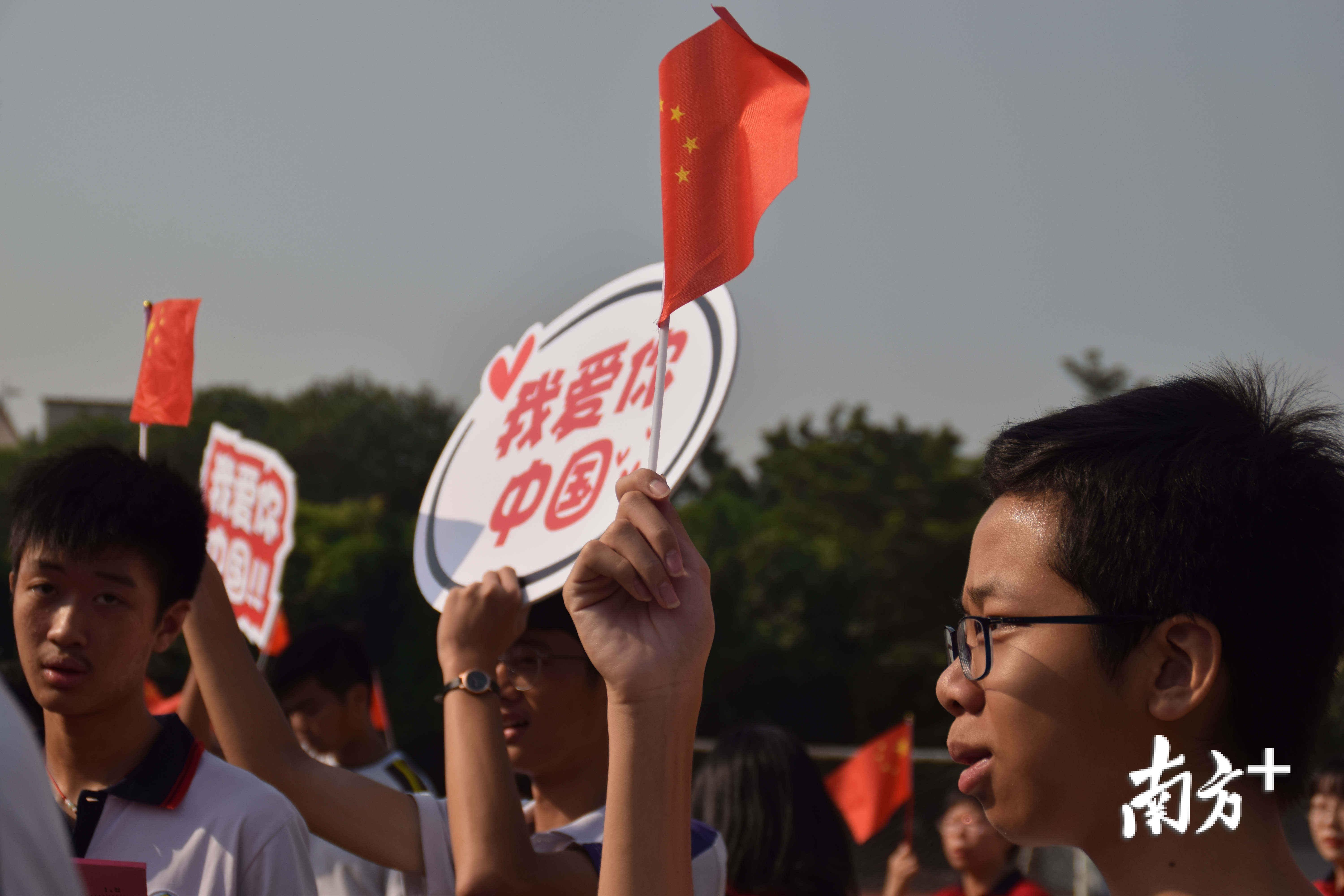 快闪现场随处可见高举的“打 call”牌。 快闪现场随处可见高举的“打 call”牌。