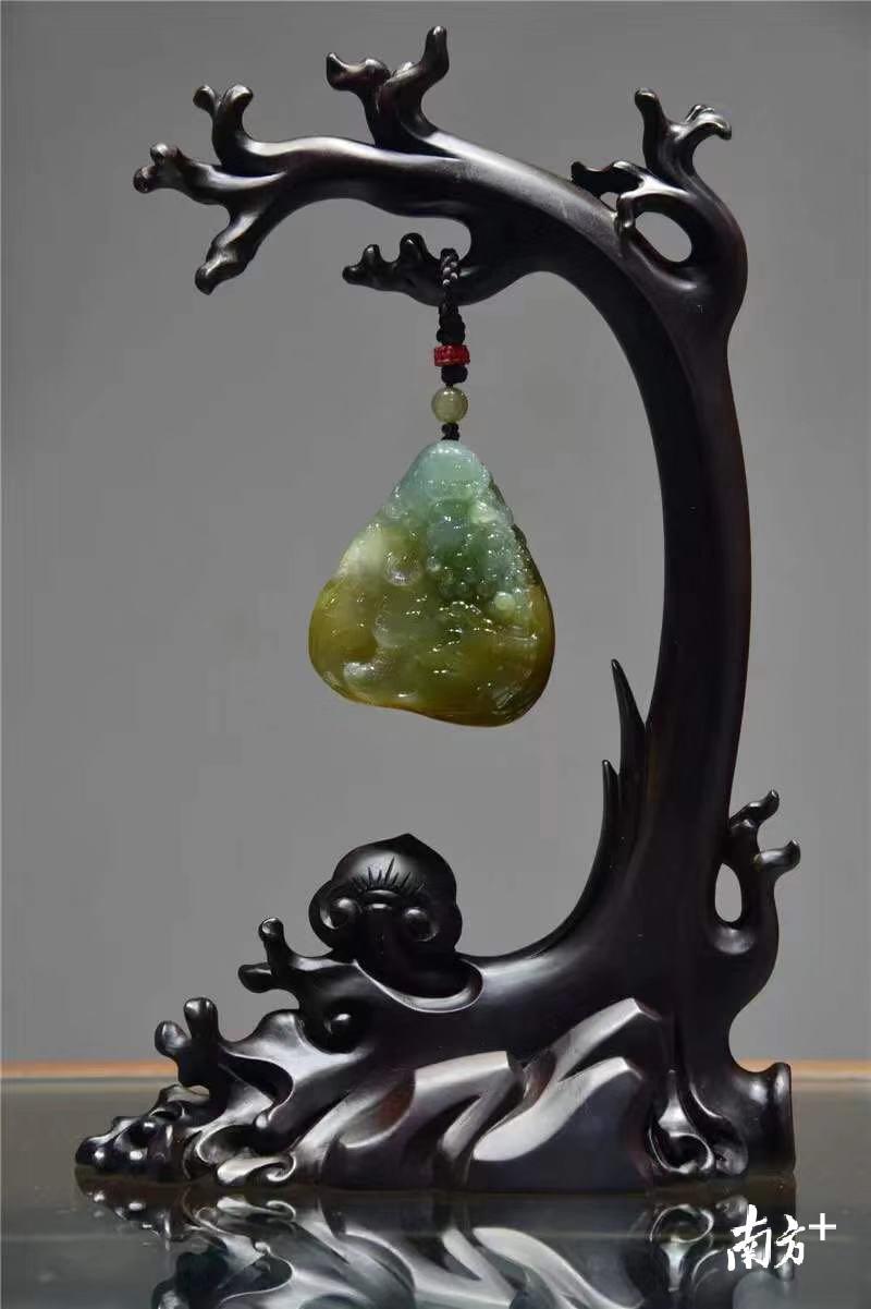 玉雕《翡翠罗汉》2015年5月中国工艺美术文化创意奖金奖。