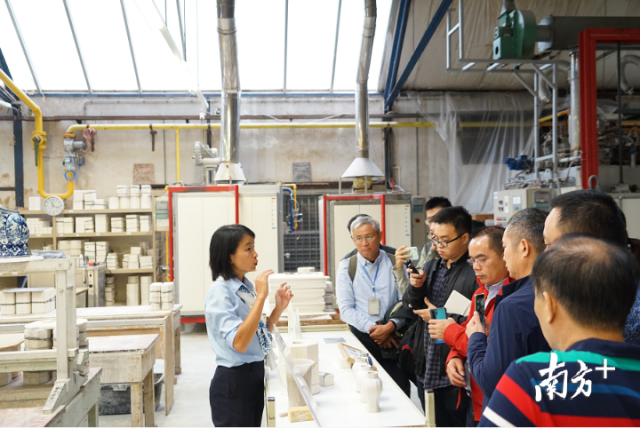 周其仁（左二）与佛山企业家观察团到访皇家代尔夫特蓝瓷公司。熊程 摄