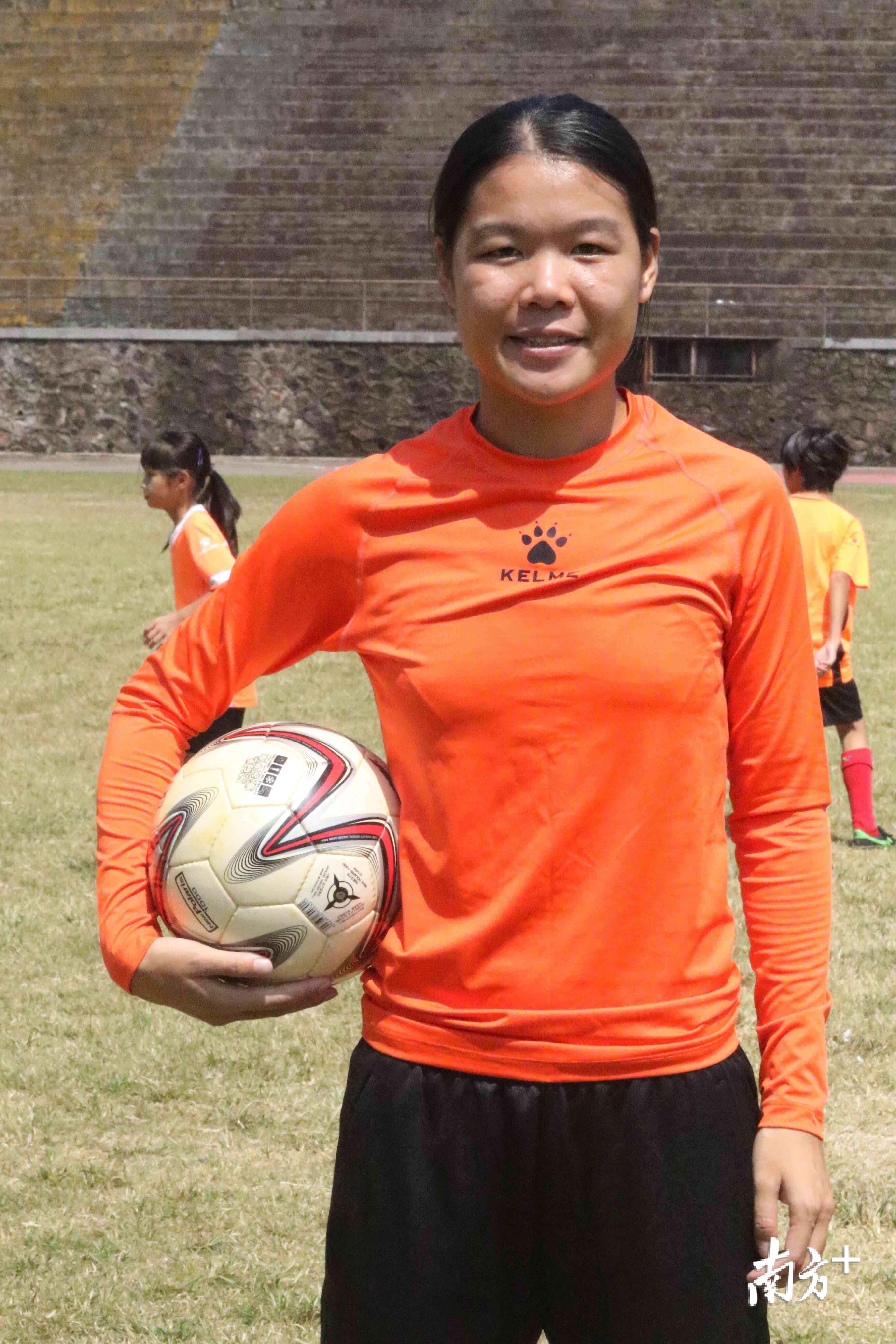 李志君是广东辉骏队15号球员，司职前卫。