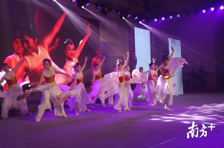 晚会现场。溶洲村供图