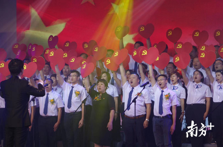 禅城区南庄镇溶洲村隆重举行庆祝新中国成立70周年文艺晚会。溶洲村供图