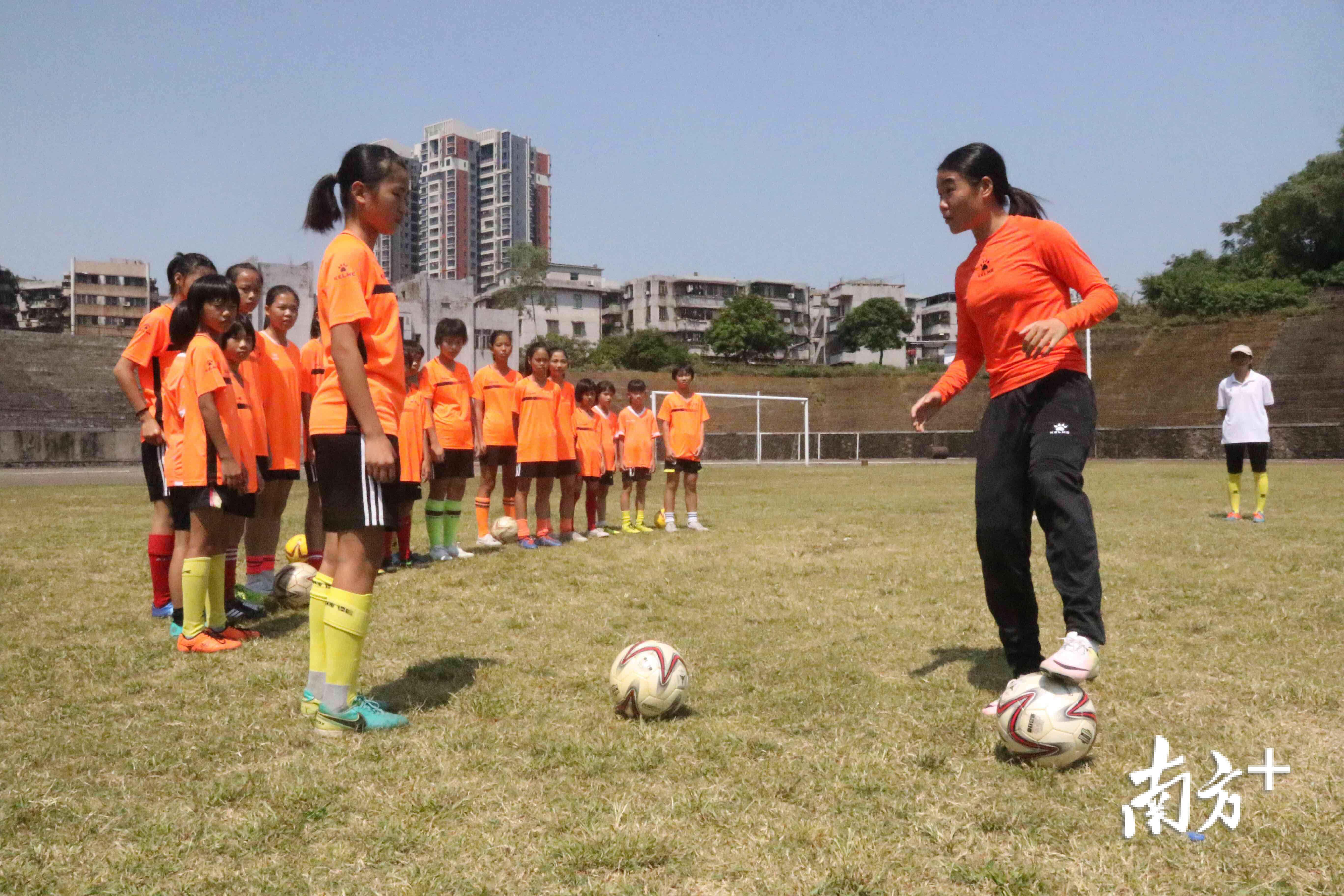 李志君在三水区业余体校指导师弟师妹。