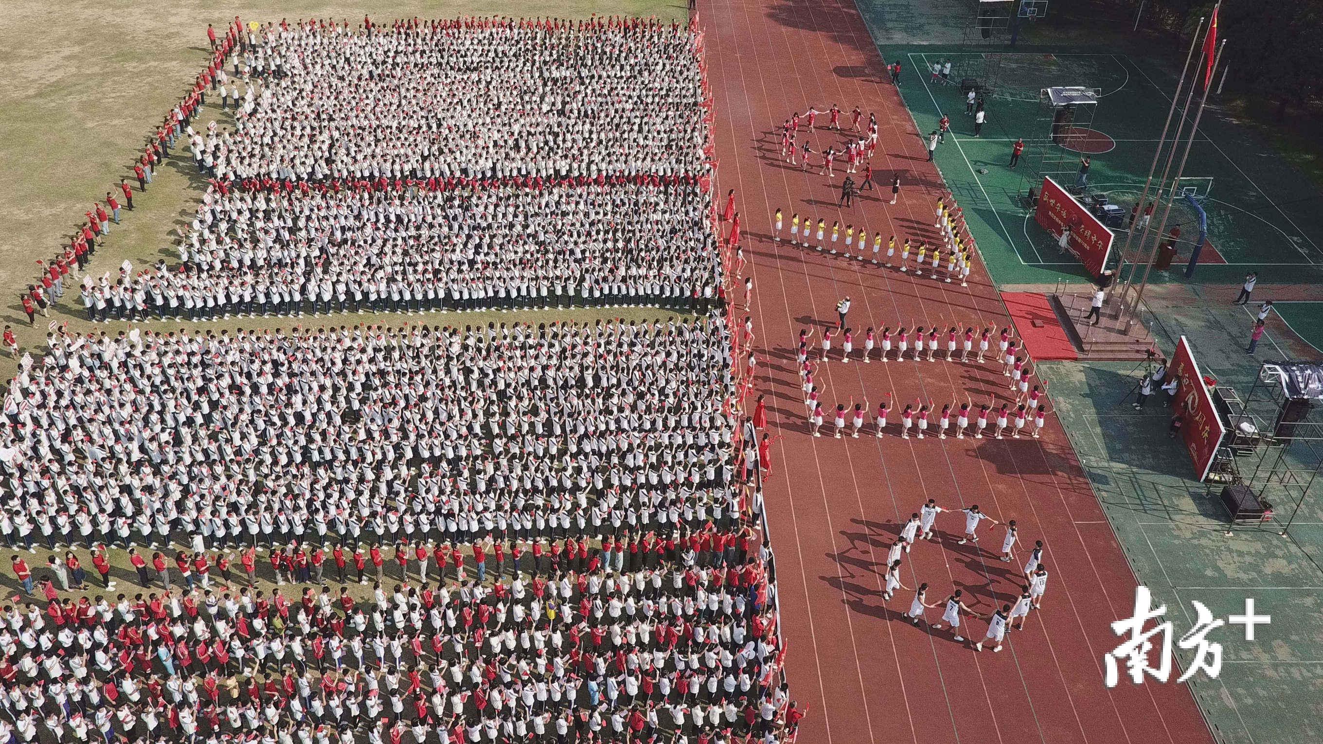 从空中俯望,由学生组成的队列排成“70”字样。 从空中俯望,由学生组成的队列排成“70”字样。