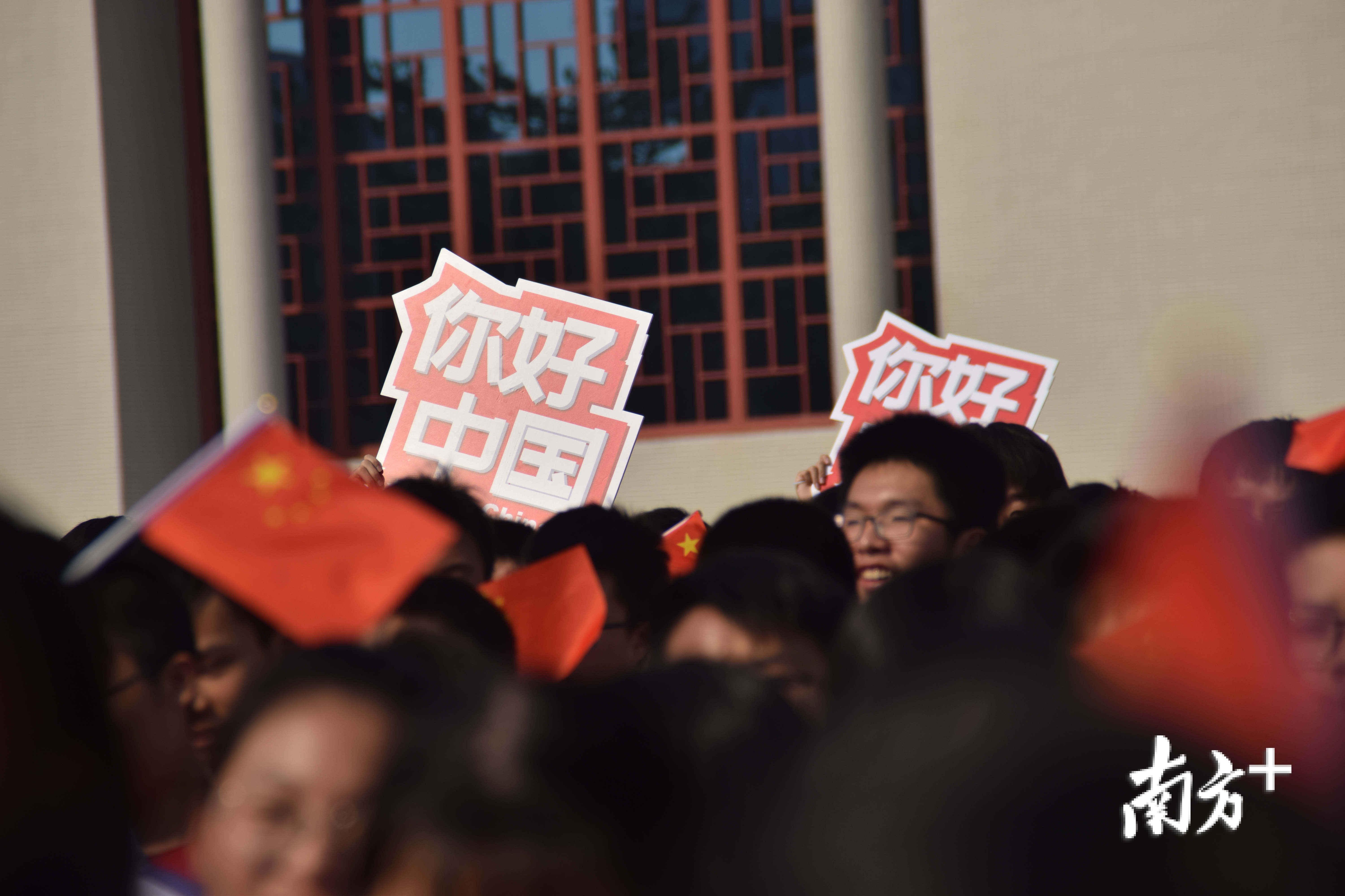 快闪现场随处可见高举的“打 call”牌。 快闪现场随处可见高举的“打 call”牌。