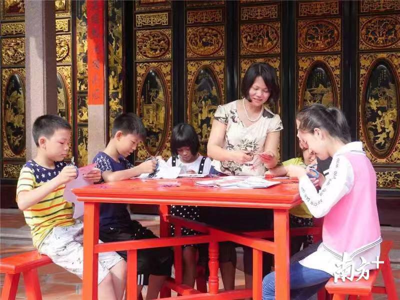接受“美力中国”系列《带着孩子看世界》——中国世界文化遗产的公益纪录专题片摄制。