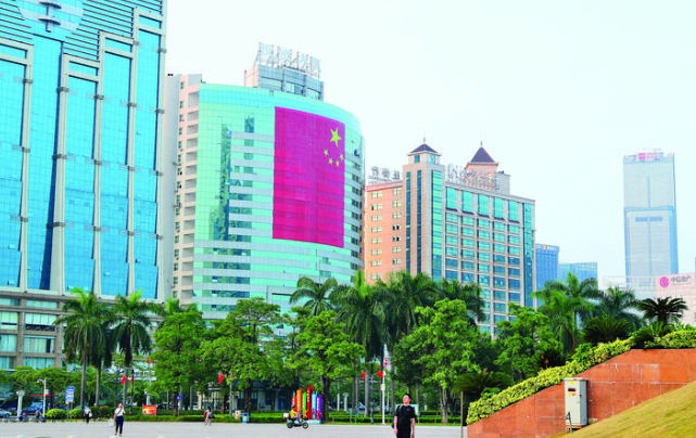 市区江北的投资大厦挂出一面巨幅国旗。 惠州日报记者钟畅新 摄