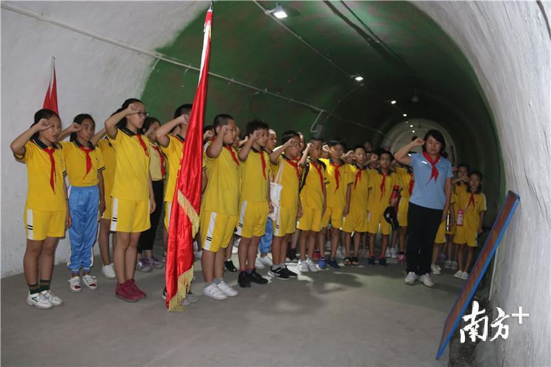 探秘“蛇山防空洞”活动,重温入队誓词 探秘“蛇山防空洞”活动,重温入队誓词