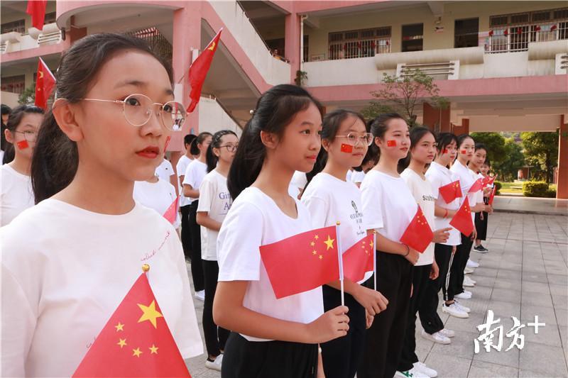 學生們手持國旗祝福祖國