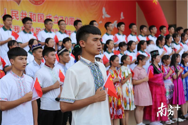 学生们专注表演祝福祖国 学生们专注表演祝福祖国