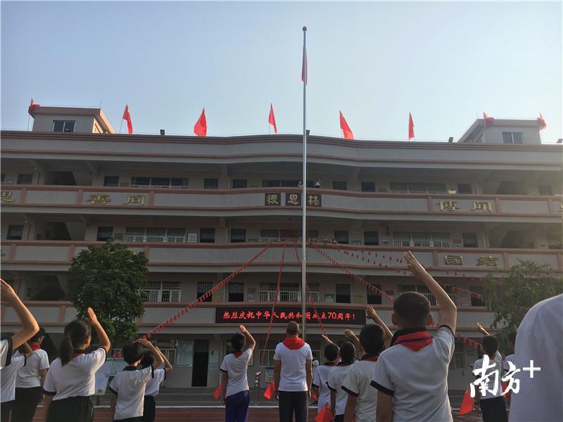 庄严的升旗仪式 庄严的升旗仪式