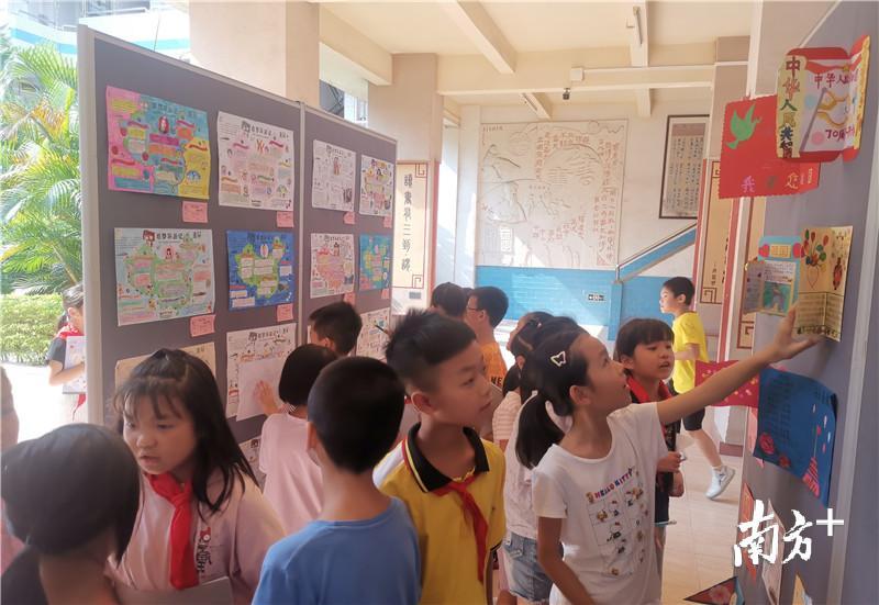 “祖国发展我成长,红领巾点赞新时代”手抄报展览 “祖国发展我成长,红领巾点赞新时代”手抄报展览