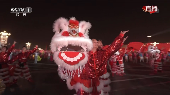 10月1日晚，在北京天安门广场前举行的国庆群众大联欢活动上，佛山南海黄飞鸿醒狮队高光亮相。资料图片