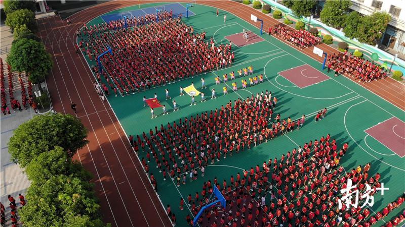 庄严的升旗仪式 庄严的升旗仪式