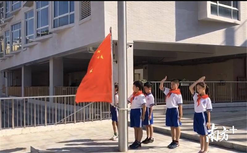 庄严的升旗仪式 庄严的升旗仪式